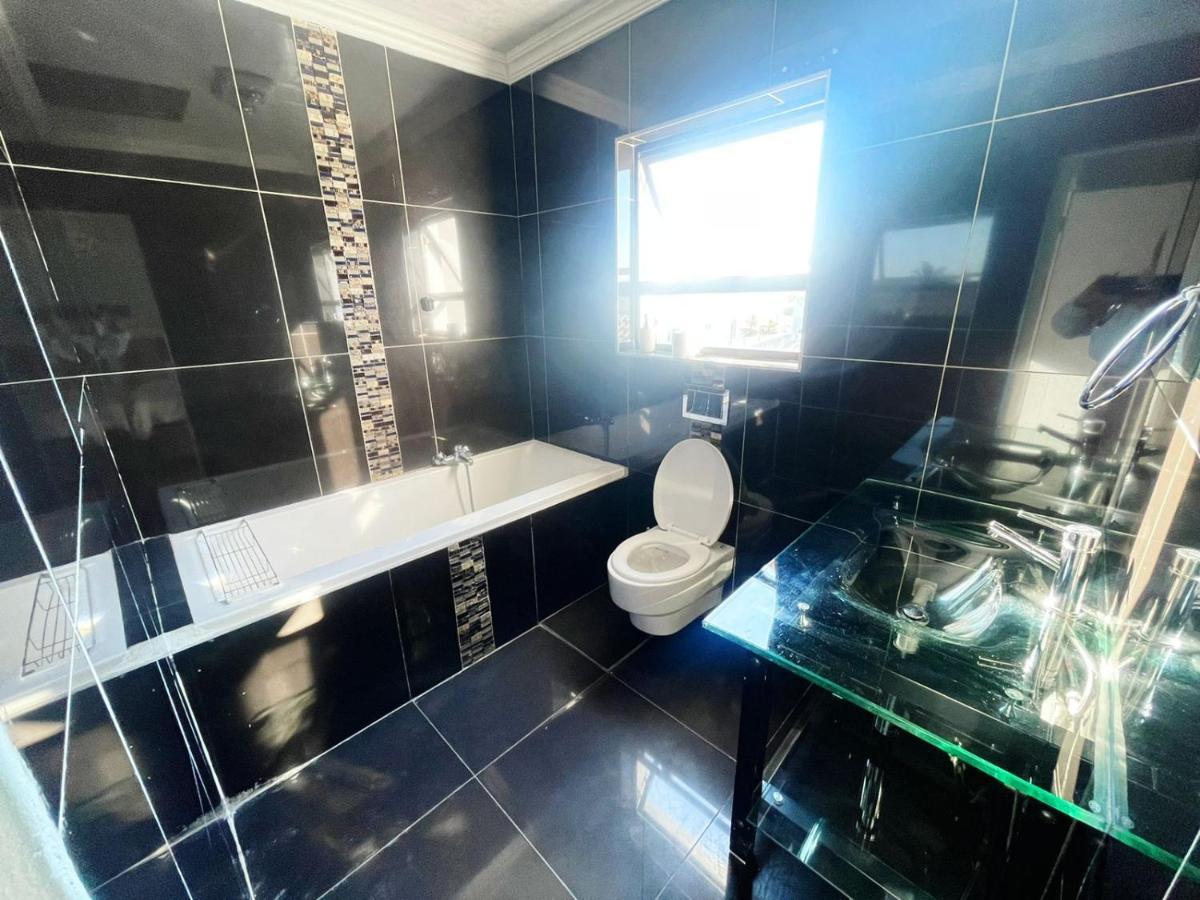 Mo Square Capital N Guest House Guest house Cape Town